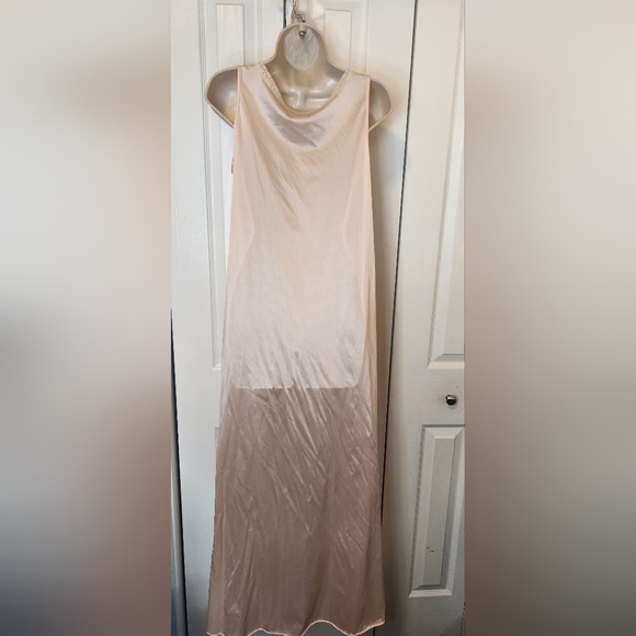 Vintage Gilead Large Elegant Peach Satin Nightgown Slip Dress Floral Embroidery - Picture 4 of 6